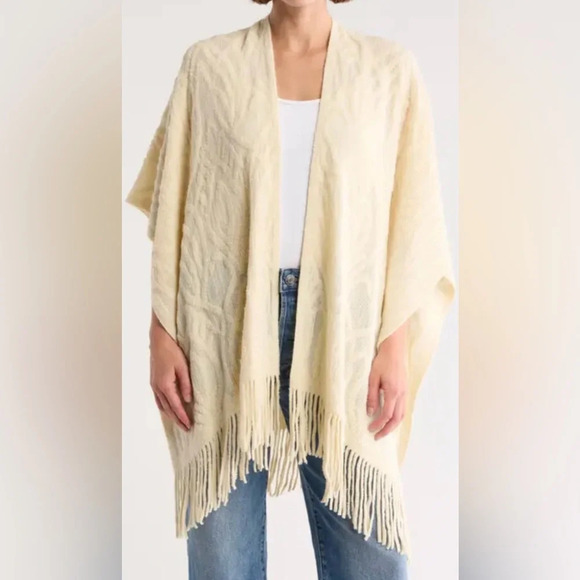 New Steve Madden Ivory Open Front Medallion Brushed Topper Cape/OSFM - Picture 1 of 10